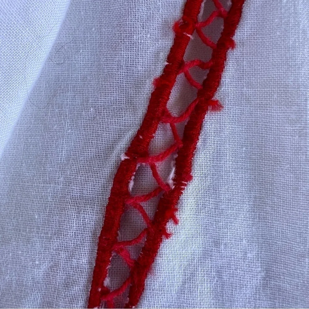 VTG Santa Reindeer Embroidered Tablecloth Scallop Edge Kitschy Retro Christmas